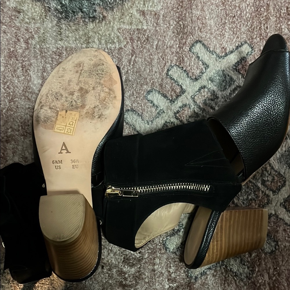 Black Open-Toe Heeled Sandals - Picture 4 of 4